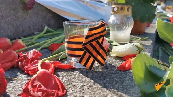 Море цветов рижане оставили у подножия памятника Освободителям в День Победы - Sputnik Latvija