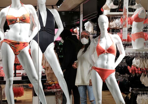 Sieviete sejas maskā peldkostīmu veikalā Francijā Sieviete sejas maskā peldkostīmu veikalā Francijā - Sputnik Latvija