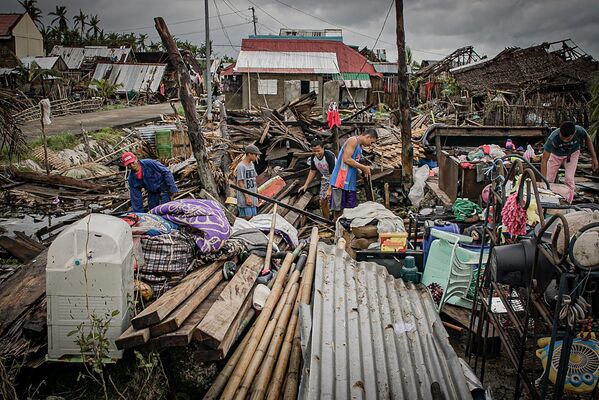 Последствия тайфуна Вонгфонг, обрушившегося на центральную часть Филиппин - Sputnik Латвия