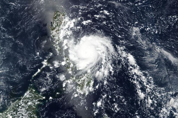 Спутниковый снимок тайфуна Вонгфонг, обрушившегося на центральную часть Филиппин - Sputnik Латвия