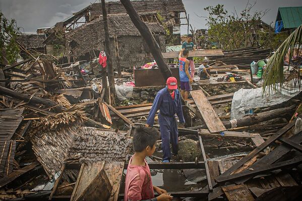 Последствия тайфуна Вонгфонг, обрушившегося на центральную часть Филиппин - Sputnik Латвия