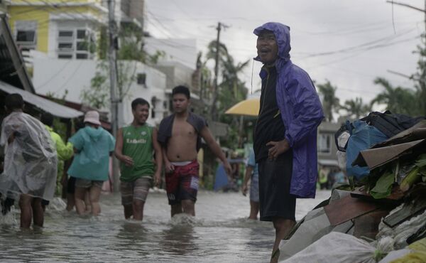Местные жители на улице после тайфуна Вонгфонг, обрушившегося на центральную часть Филиппин - Sputnik Латвия