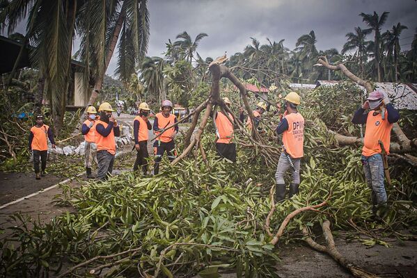 Рабочие во время устранения последствий тайфуна Вонгфонг, обрушившегося на центральную часть Филиппин - Sputnik Латвия