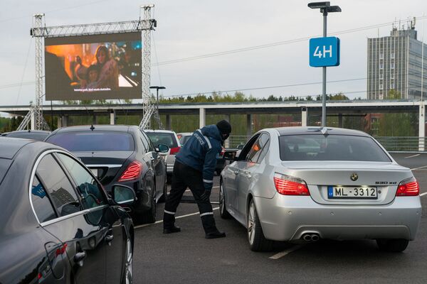 Kinoteātris zem klajas debess uz tirdzniecības parka Alfa autostāvvietas jumta Kinoteātris zem klajas debess uz tirdzniecības parka Alfa autostāvvietas jumta - Sputnik Latvija