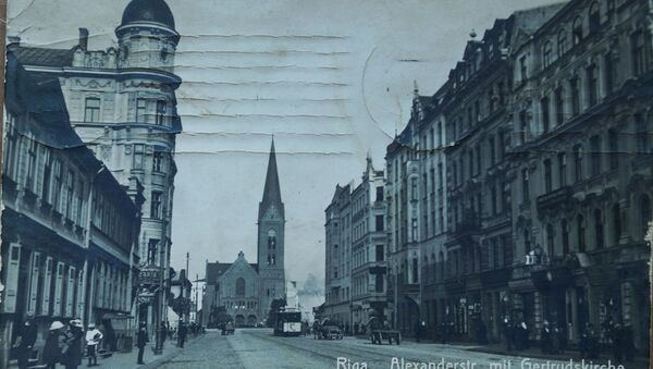 Александровская улица (теперь это Бривибас) и Новая церковь Святой Гертруды. Открытка - Sputnik Латвия