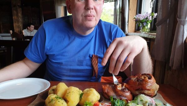 Посещение ресторана Kūriņš блогером Денисом Бартецким - Sputnik Латвия
