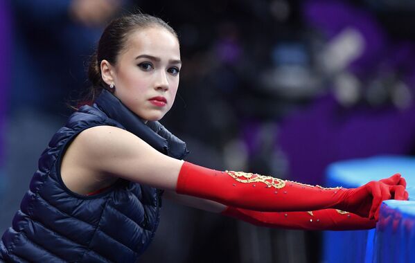 Алина Загитова готовится выступать в произвольной программе на XXIII зимних Олимпийских играх - Sputnik Латвия
