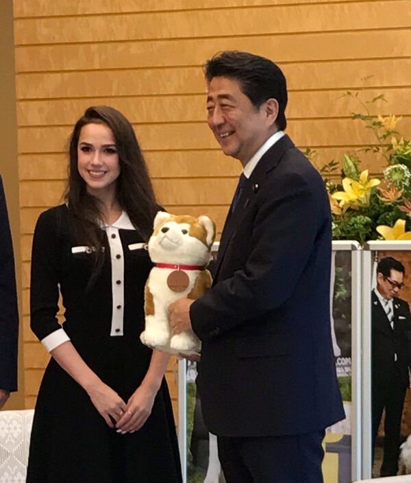 Премьер Японии Синдзо Абэ и российская фигуристка Алина Загитова во время встречи в Японии - Sputnik Латвия