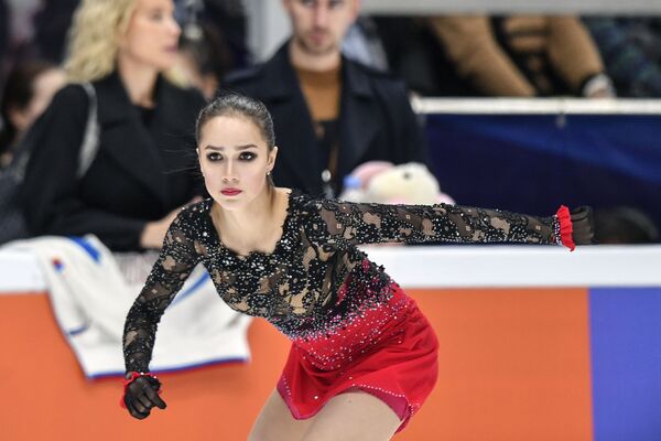 Фигуристка Алина Загитова во время выступления в произвольной программе женского одиночного катания V этапа Гран-при по фигурному катанию в Москве Фигуристка Алина Загитова во время выступления в произвольной программе женского одиночного катания V этапа Гран-при по фигурному катанию в Москве - Sputnik Латвия