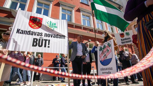Пикет у здания Сейма против утверждения краевой реформы на удаленном заседании - Sputnik Латвия