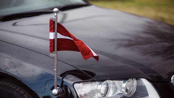 Флаг Латвии на правительственном автомобиле - Sputnik Латвия