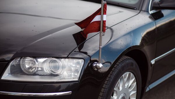 Флаг Латвии на правительственном автомобиле - Sputnik Latvija