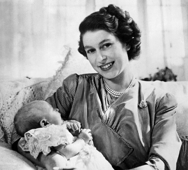 Принцесса Елизавета держит на руках принцессу Анну в августе 1950 - Sputnik Latvija