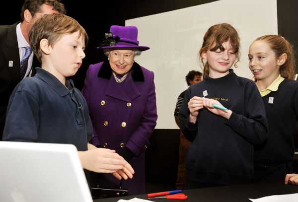 Королева Елизавета II во время посещения британского Института кино - Sputnik Латвия