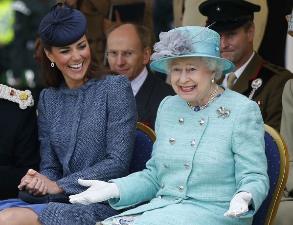 Королева Великобритании Елизавета II с герцогиней кембриджской Кэтрин в июле 2012 - Sputnik Latvija