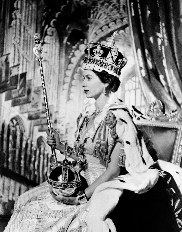 Королева Елизавета II во время своей коронации - Sputnik Латвия