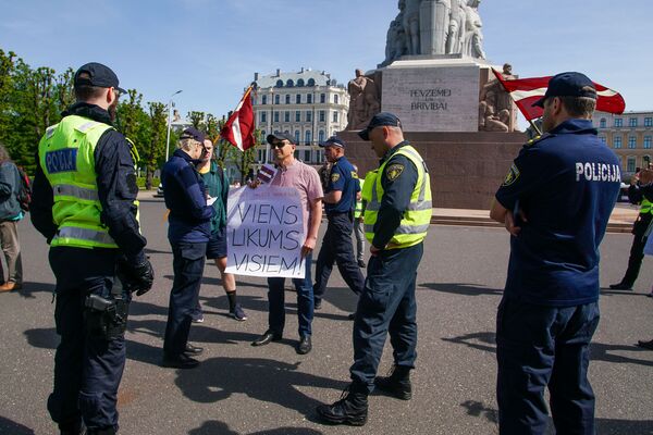 Arestēja un publiski pārmeklēja: TVF līderis par piketu pie Brīvības pieminekļa Arestēja un publiski pārmeklēja: TVF līderis par piketu pie Brīvības pieminekļa - Sputnik Latvija