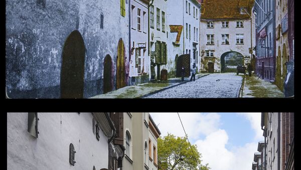 Улица Алдару и Шведские ворота в Старой Риге. Открытка (сверху) и современная фотография - Sputnik Латвия
