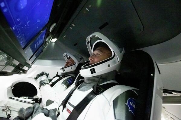 Astronauti Duglass Hērlijs un Roberts Benkens kosmosa kuģī Crew Dragon - Sputnik Latvija