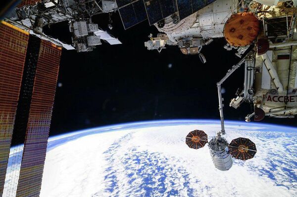 Kravas kuģa Cygnus atiešana no Starptautiskās kosmosa stacijas Kravas kuģa Cygnus atiešana no Starptautiskās kosmosa stacijas - Sputnik Latvija