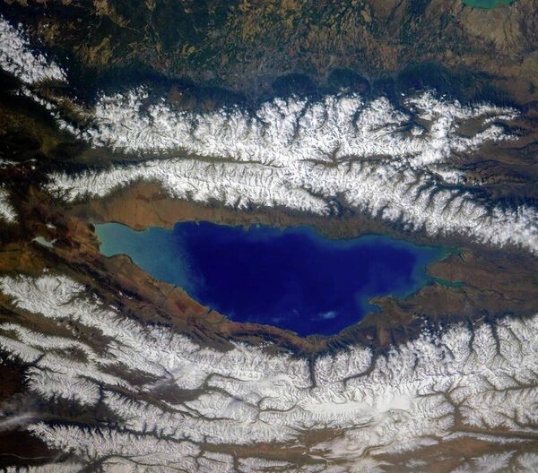 Isikkula ezers līdz ar to ieskaujošajām Tjaņšaņa ziemeļu grēdām, Kirgīzija  - Sputnik Latvija