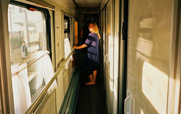 Sieviete vilcienā - Sputnik Latvija