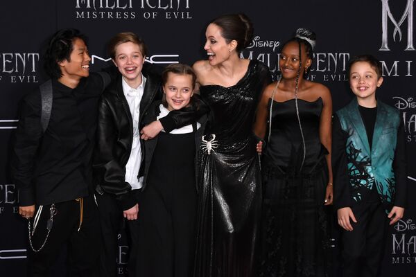 Актриса Анджелина Джоли с детьми в Голливуде. - Sputnik Латвия