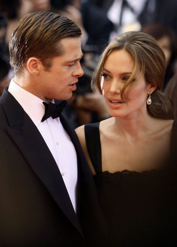 Актеры Анджелина Джоли и Брэд Питт на красной дорожке Каннского кинофестиваля. - Sputnik Латвия