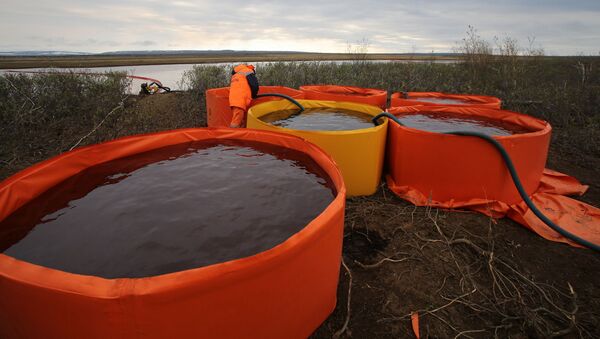 Сотрудники Морской спасательной службы проводят работы по ликвидации нефтяного пятна в устье реки Амбарная - Sputnik Латвия