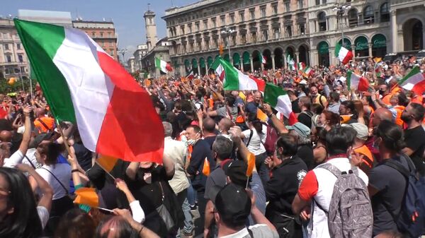 Оранжевые жилеты: Италию захлестнула волна протестов против правительства - Sputnik Латвия