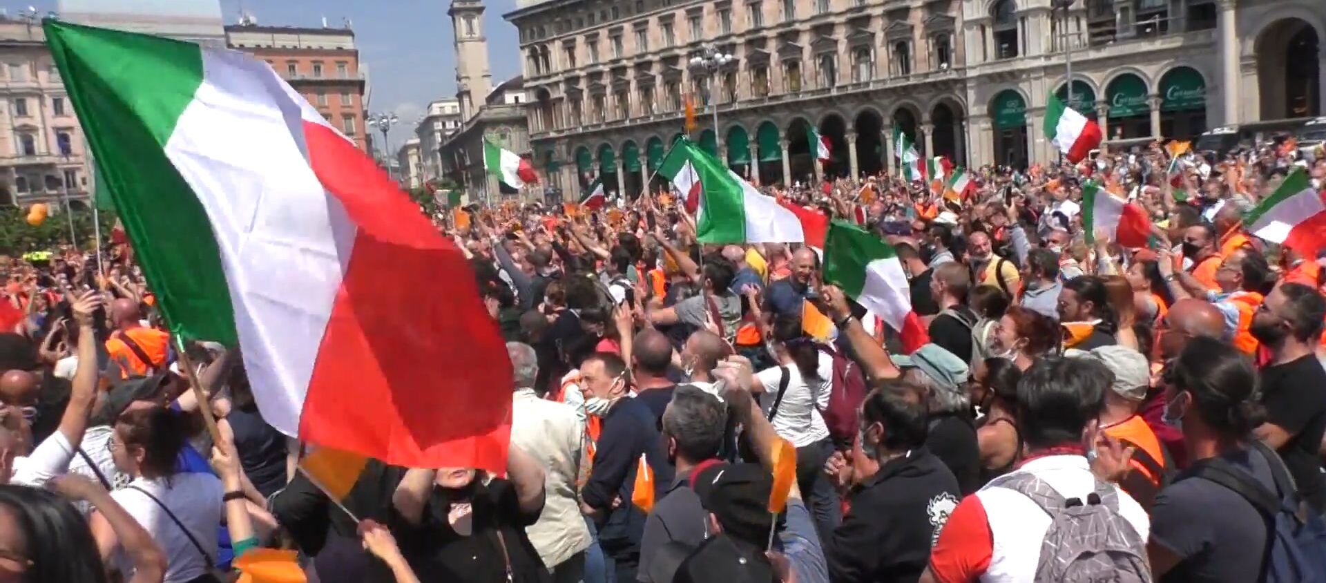 Оранжевые жилеты: Италию захлестнула волна протестов против правительства - Sputnik Латвия, 1920, 04.06.2020