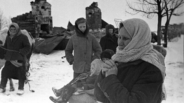 Местные жители у разрушенных домов после отхода немецких войск с Новгородской земли, архивное фото - Sputnik Латвия