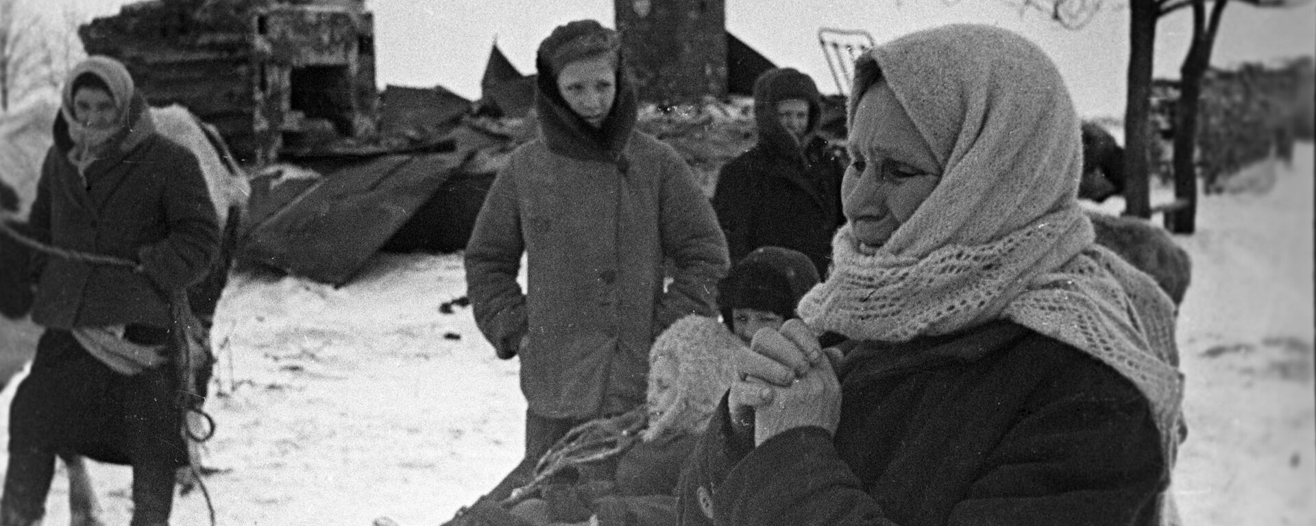 Местные жители у разрушенных домов после отхода немецких войск с Новгородской земли, архивное фото - Sputnik Латвия, 1920, 05.06.2020