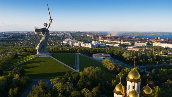 Монумент Родина-мать зовет! на Мамаевом кургане в Волгограде после реставрации - Sputnik Латвия