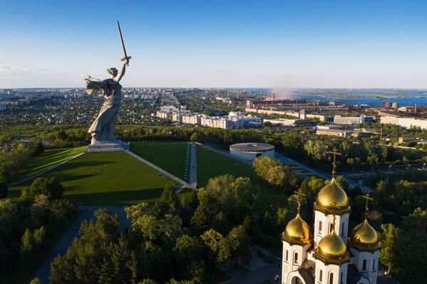 Монумент Родина-мать зовет! на Мамаевом кургане в Волгограде после реставрации. Монумент Родина-мать зовет! на Мамаевом кургане в Волгограде после реставрации. - Sputnik Латвия