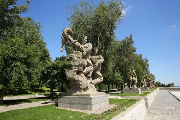 Скульптуры на площади Героев на территории мемориального комплекса Героям Сталинградской битвы на Мамаевом кургане в Волгограде. Скульптуры на площади Героев на территории мемориального комплекса Героям Сталинградской битвы на Мамаевом кургане в Волгограде. - Sputnik Латвия