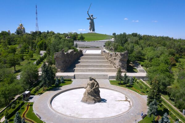 Монумент Родина-мать зовет! на Мамаевом кургане в Волгограде после реставрации Монумент Родина-мать зовет! на Мамаевом кургане в Волгограде после реставрации - Sputnik Латвия