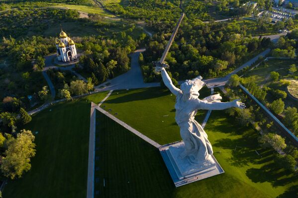 Монумент Родина-мать зовет! на Мамаевом кургане после реставрации. Монумент Родина-мать зовет! на Мамаевом кургане после реставрации. - Sputnik Латвия
