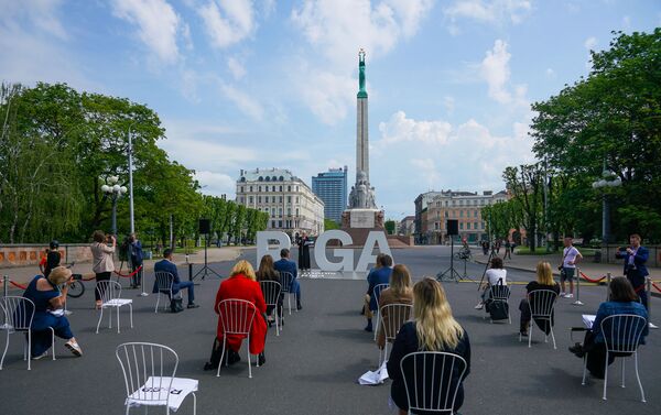 Пресс-конференция прошла на Площади Свободы с соблюдением 2-метровой дистанции - Sputnik Латвия