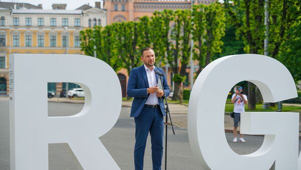 Глава временной администрации Риги Эдвин Балшевич призвал владельцев кафе и ресторанов открывать террасы - Sputnik Латвия