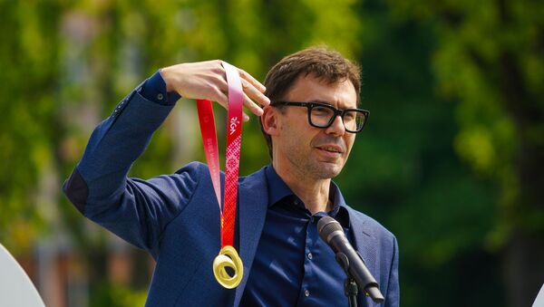 Организатор Рижского марафона Rimi демонстрирует юбилейную медаль, созданную японским дизайнером Джуничи Каваничи - Sputnik Латвия