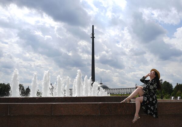 Девушка у фонтанов на Поклонной горе в Москве - Sputnik Латвия