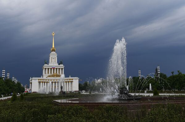 Вид на главных павильон и фонтан на ВДНХ в Москве - Sputnik Латвия
