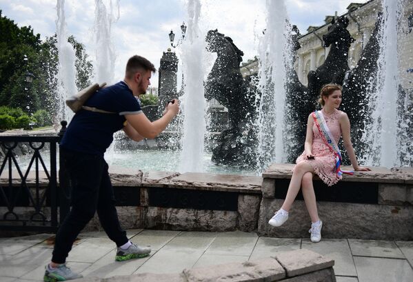 Молодые люди у фонтана в Александровском саду в Москве - Sputnik Латвия