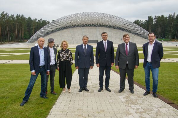 Политики Латвии собрались на эстраде в Межапарке: кулуарные беседы и будущее проекта Политики Латвии собрались на эстраде в Межапарке: кулуарные беседы и будущее проекта - Sputnik Латвия
