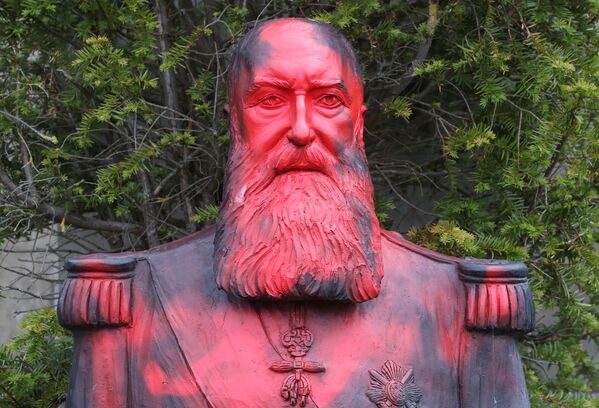 Протестующие осквернили памятник королю-колонизатору Леопольду II в Бельгии. Протестующие осквернили памятник королю-колонизатору Леопольду II в Бельгии. - Sputnik Латвия