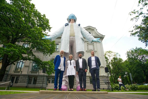 Спасибо медикам: городской ландшафт Риги украсила шестиметровая скульптура Спасибо медикам: городской ландшафт Риги украсила шестиметровая скульптура - Sputnik Латвия