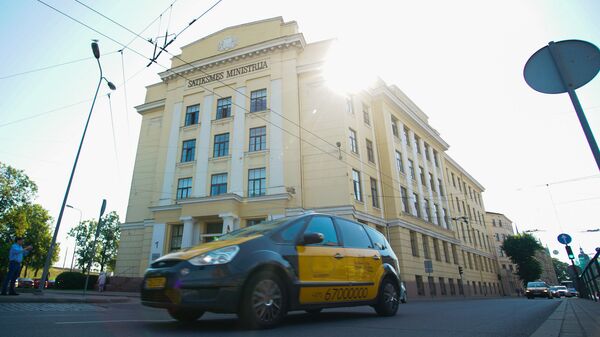 Несколько десятков такси проехали по городу и мимо Министерства сообщений в знак протеста - Sputnik Латвия