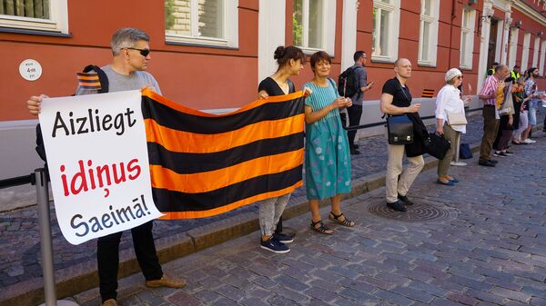 Акция протеста РСЛ у Сейма Латвии против запрета георгиевской ленточки - Sputnik Latvija