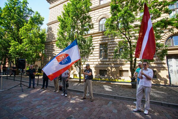 Людей в Латвии уже запретили, но ленту не запретят! Акция протеста у Сейма в Риге Людей в Латвии уже запретили, но ленту не запретят! Акция протеста у Сейма в Риге - Sputnik Латвия